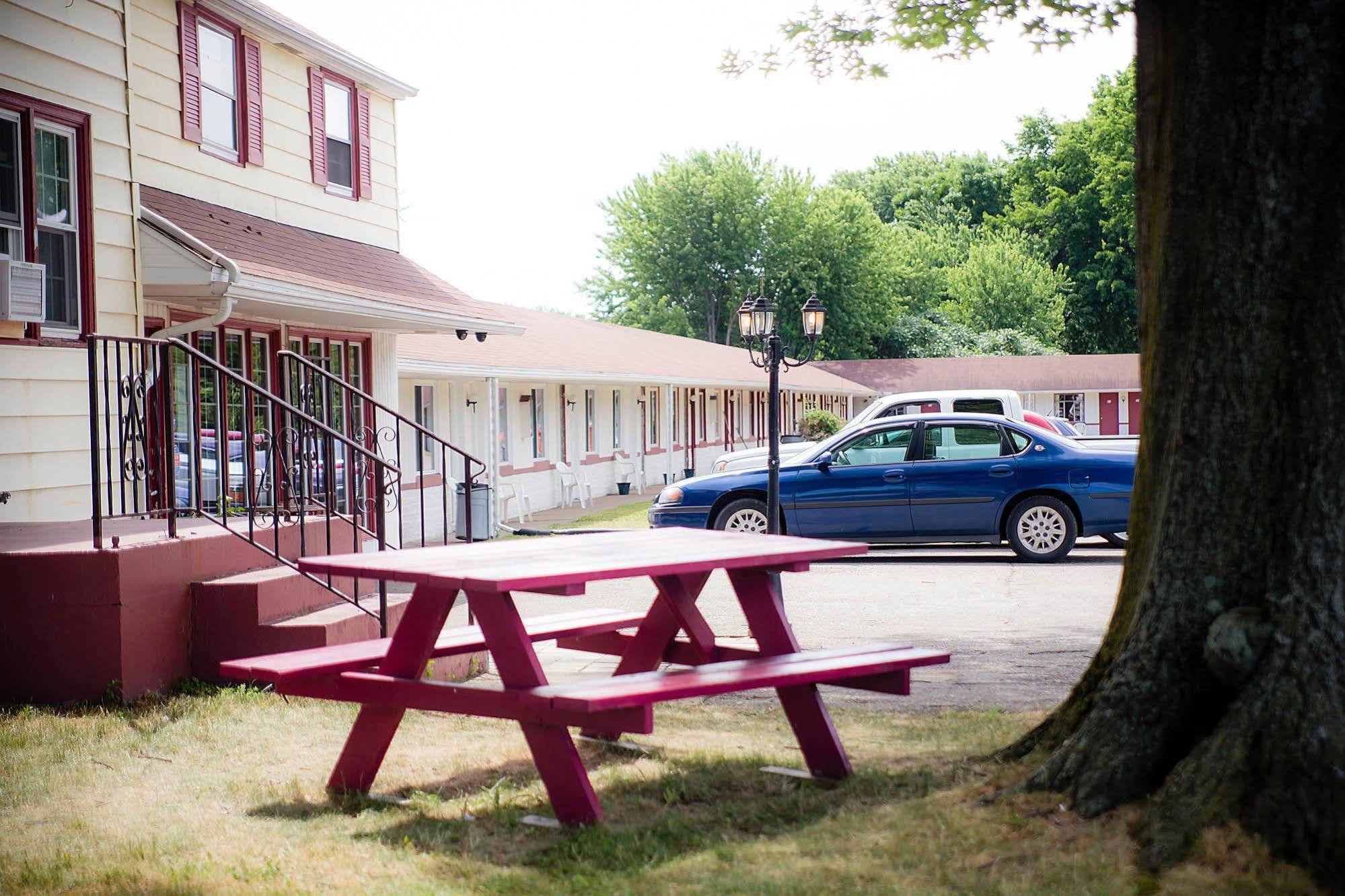 Steelhead Inn Erie Exterior photo